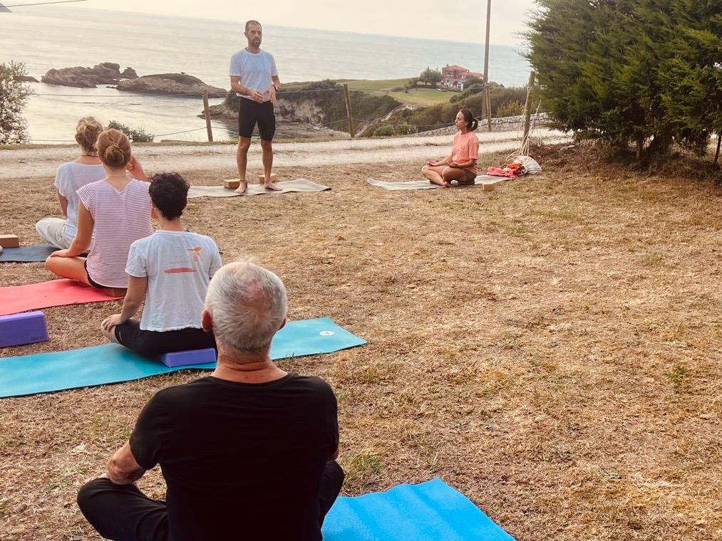 Sattva Yoga — práctica en grupo