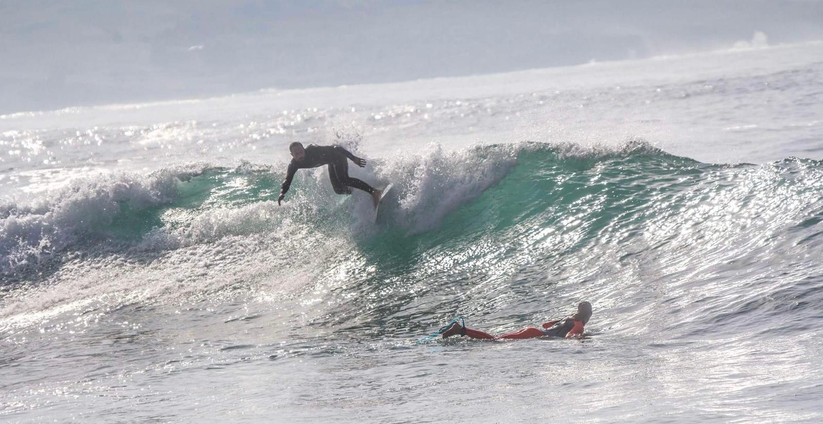 Joven surfeando una ola