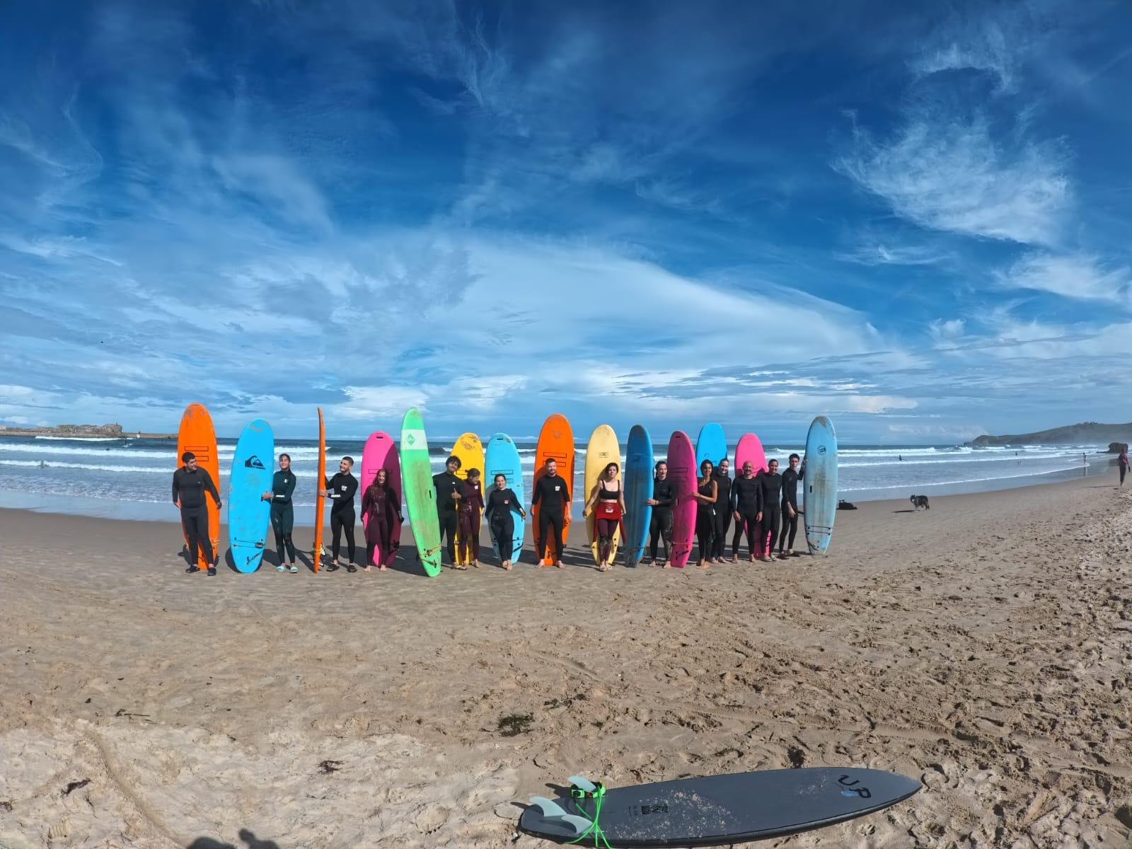 Grupo con tablas de surf en la playa