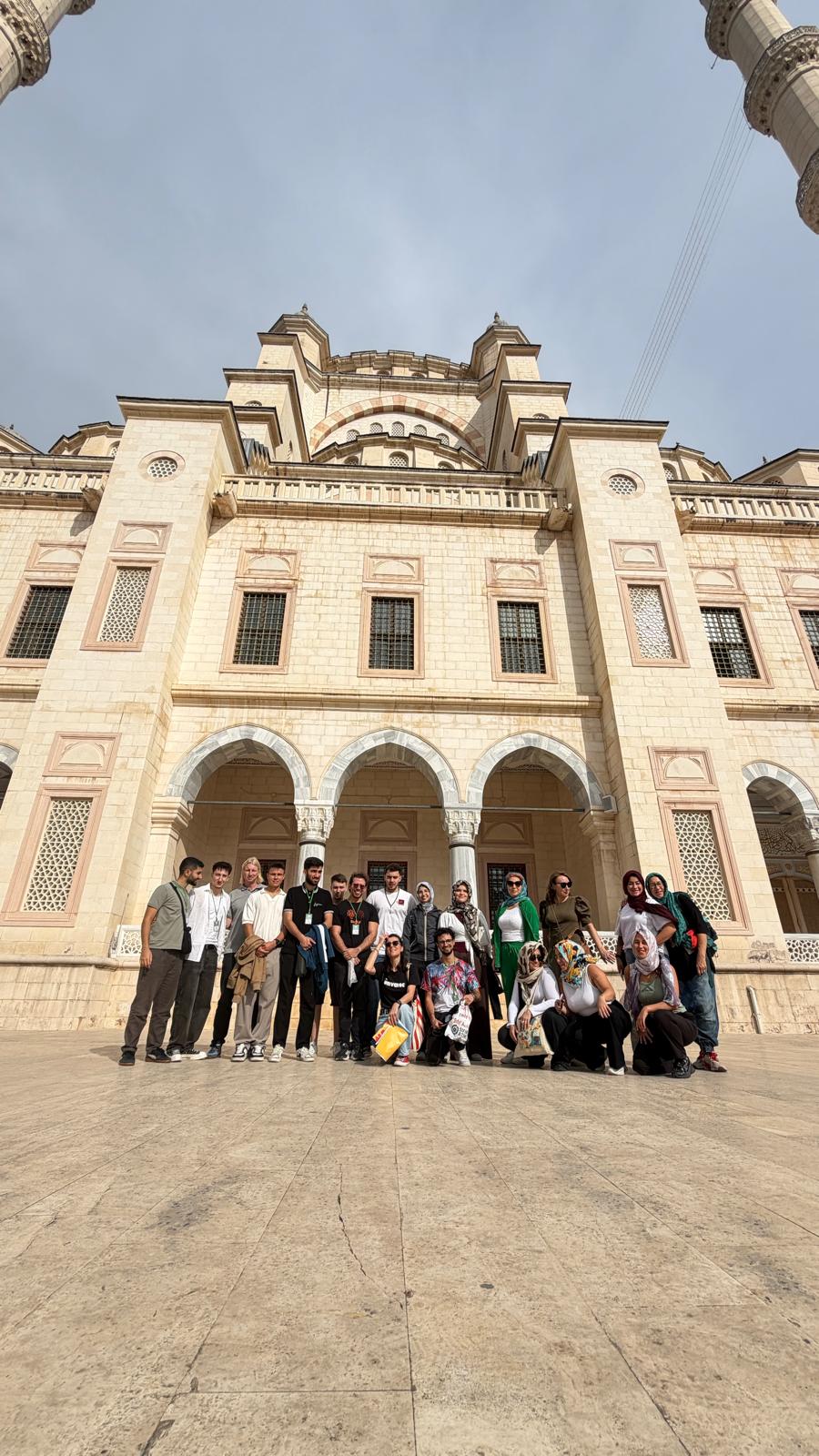 Grupo de participantes ante un edificio histórico en Türkiye