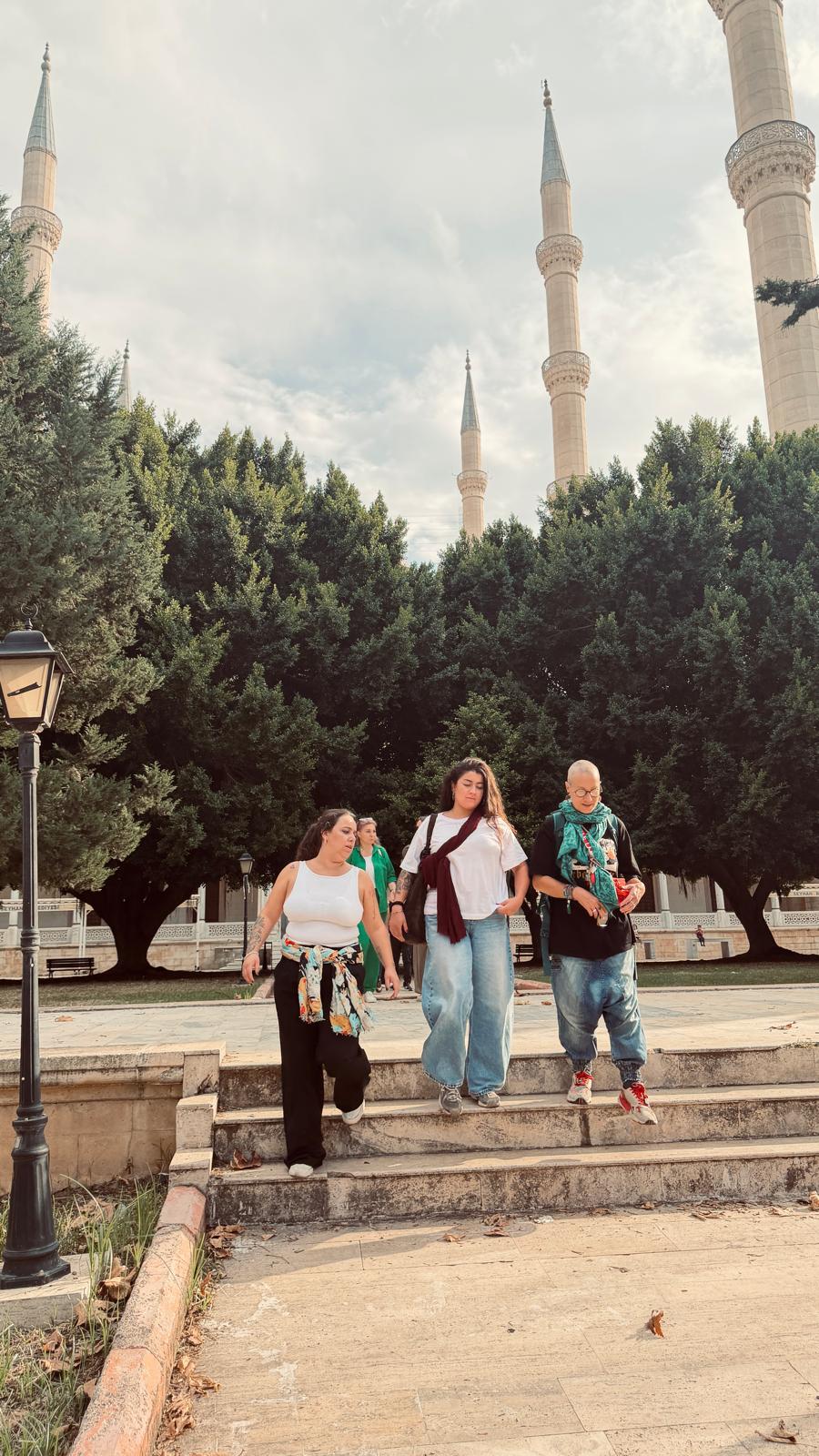 Jóvenes paseando en Türkiye
