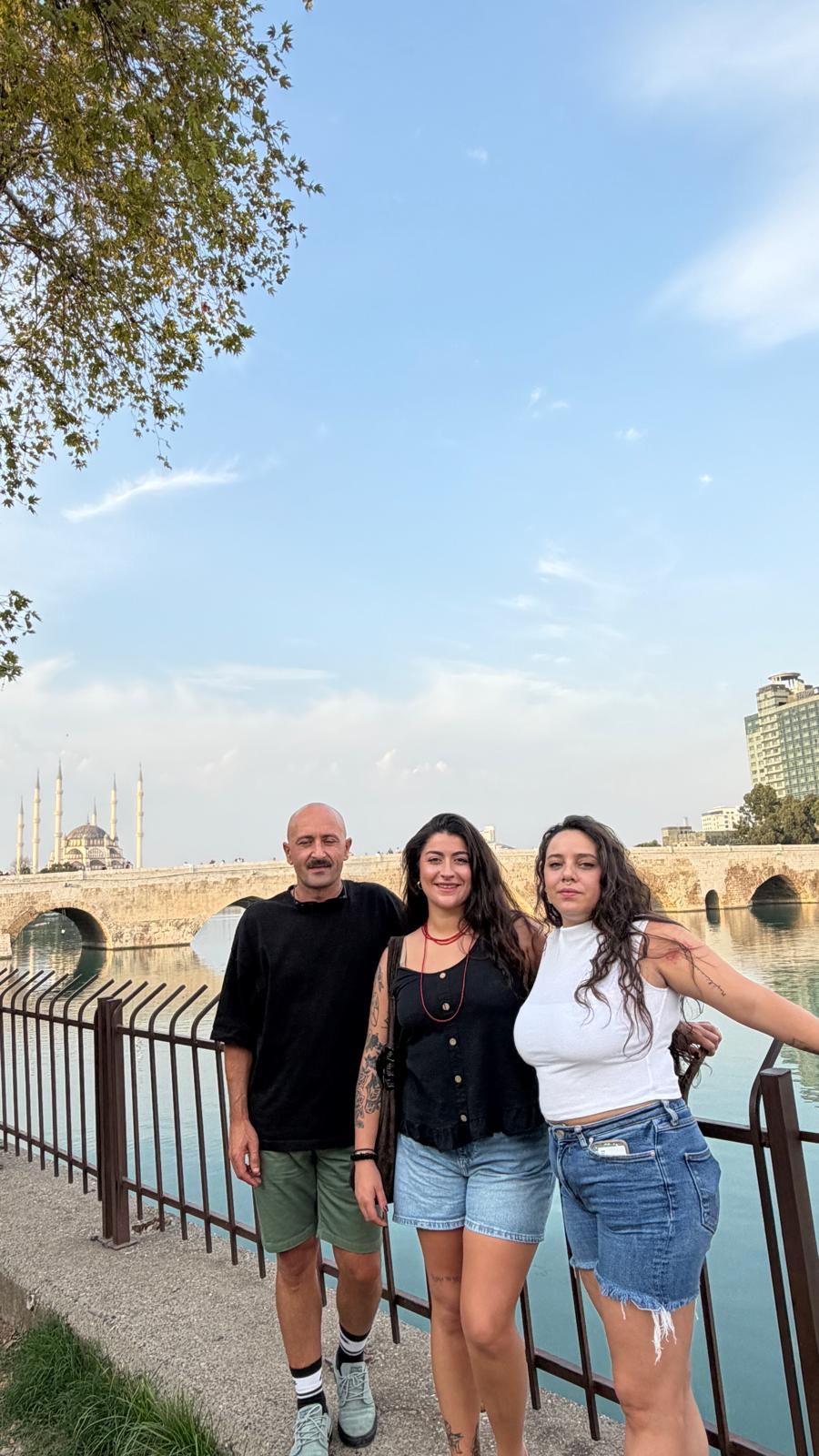 Puente en Adana con participantes