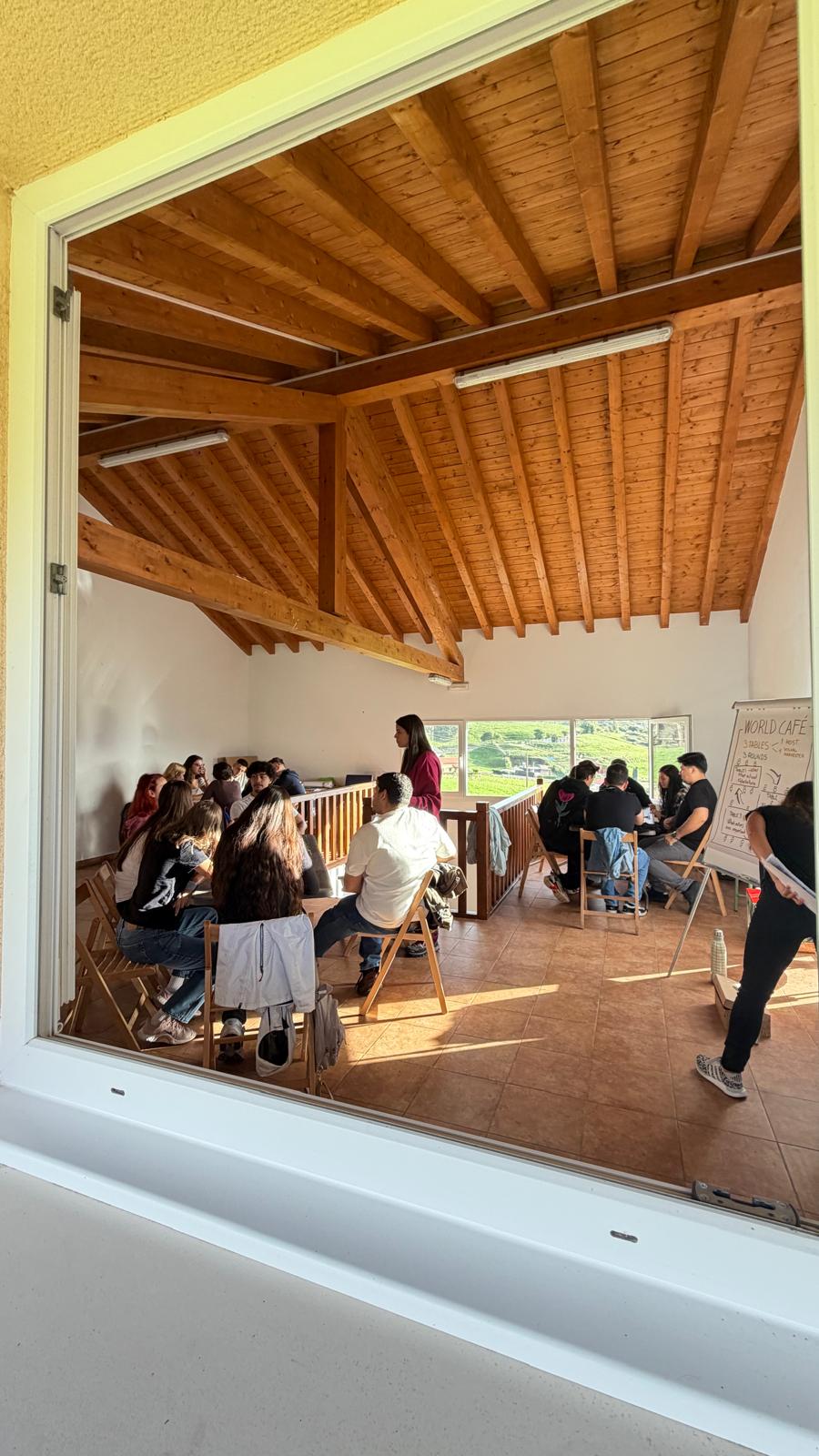 Sesión World Café junto a una ventana