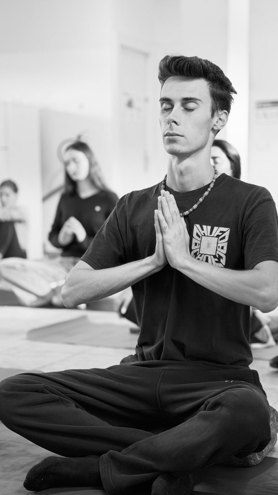 Joven en postura de meditación