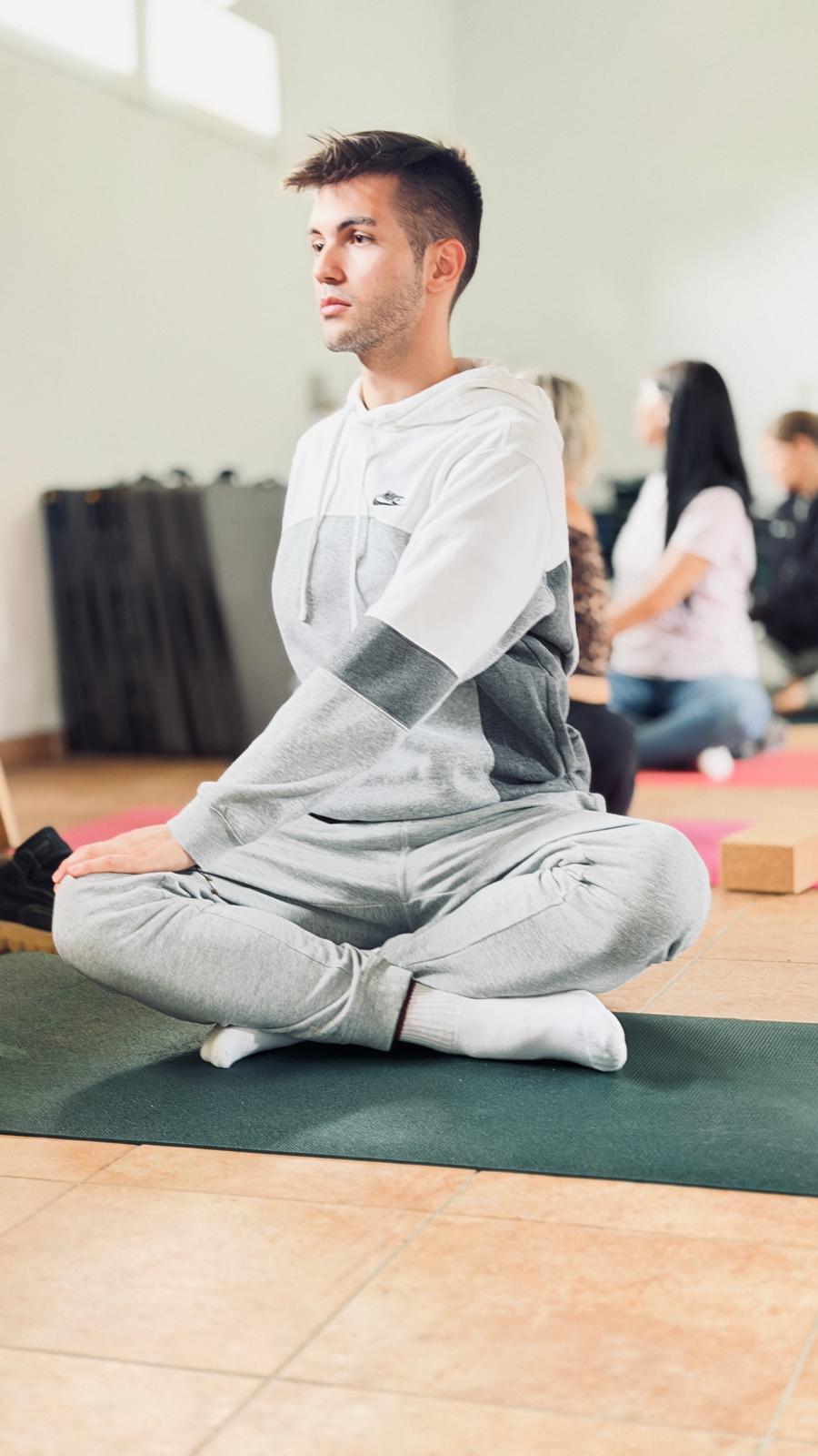 Sesión de yoga con jóvenes