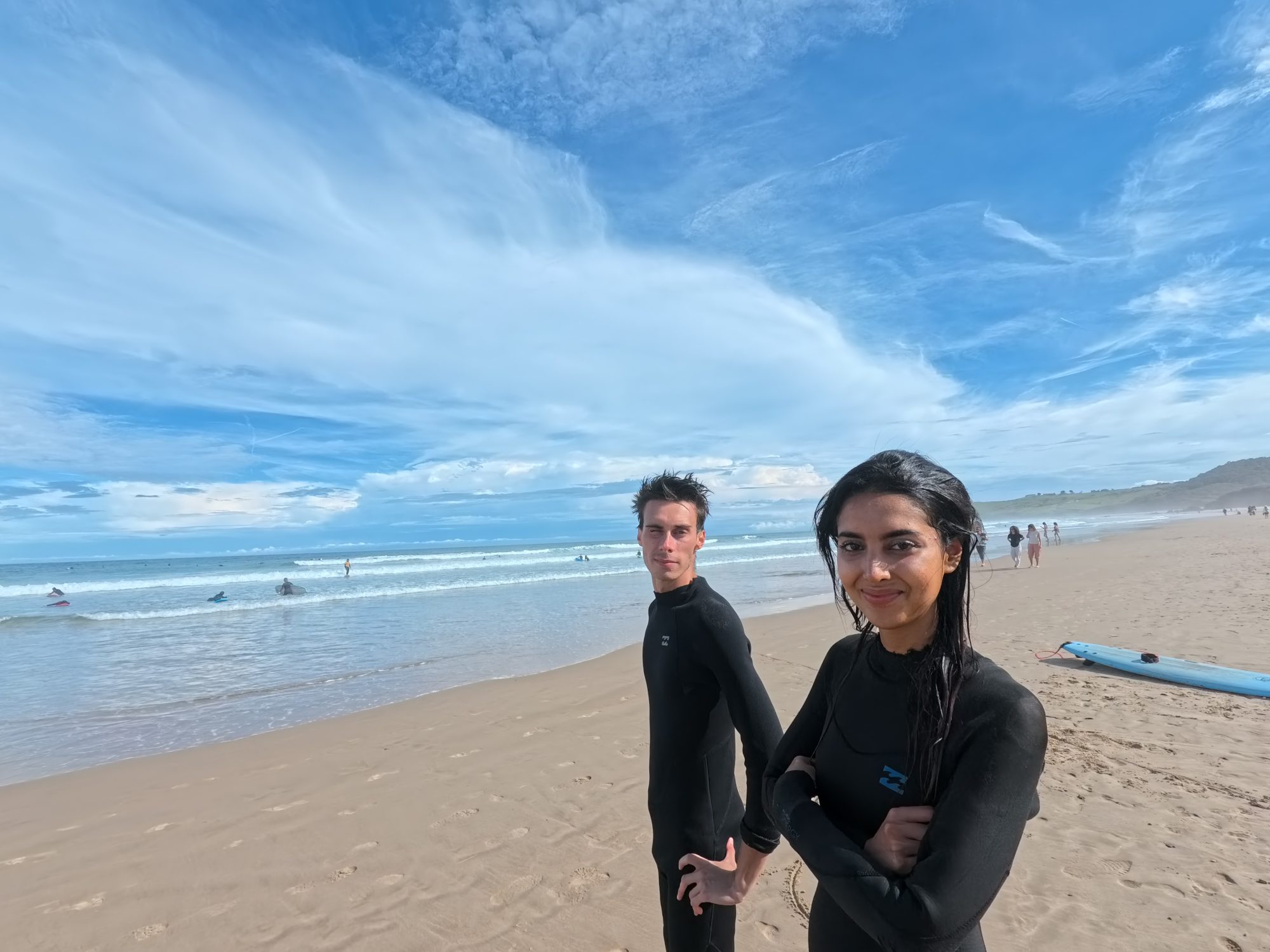Jóvenes del equipo en la playa de Cantabria